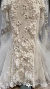 Busana Resepsi Putri Batrisya Diilhamkan Angsa Putih, Dihiasi 83,000 Kristal Swarovski 5 busana resepsi Putri Batrisya