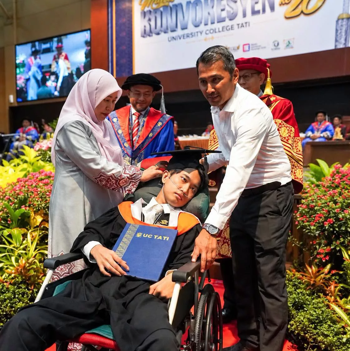 Anak Hidap Kanser Otak Mahu Hadir Konvokesyen, Ibu Bapa Berkorban Bawa Naik Ambulans Dua Hari 4 kanser otak