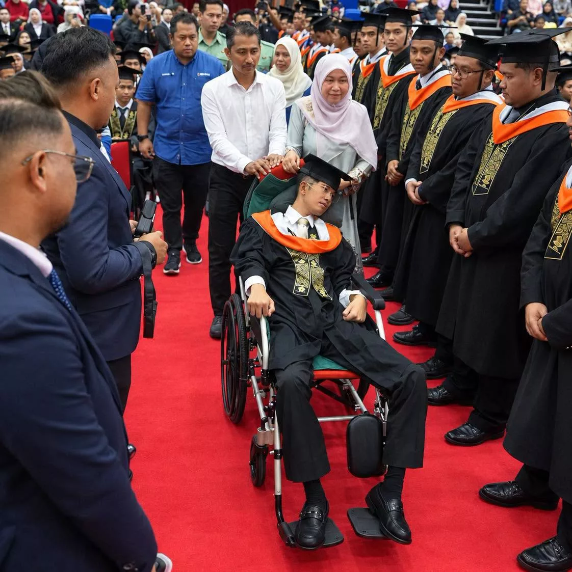 Anak Hidap Kanser Otak Mahu Hadir Konvokesyen, Ibu Bapa Berkorban Bawa Naik Ambulans Dua Hari 2 Kanser otak