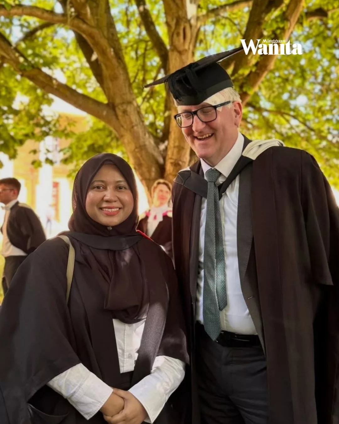 Dr. Hanis Hidayu Hasilkan Tesis PhD Tanpa Pembetulan, Gembira Dapat Bawa Ibu Jejak Kaki Ke UK 2 Dr. Hanis Hidayu Hasilkan Tesis PhD Tanpa Pembetulan, Gembira Dapat Bawa Ibu Jejak Kaki Ke UK