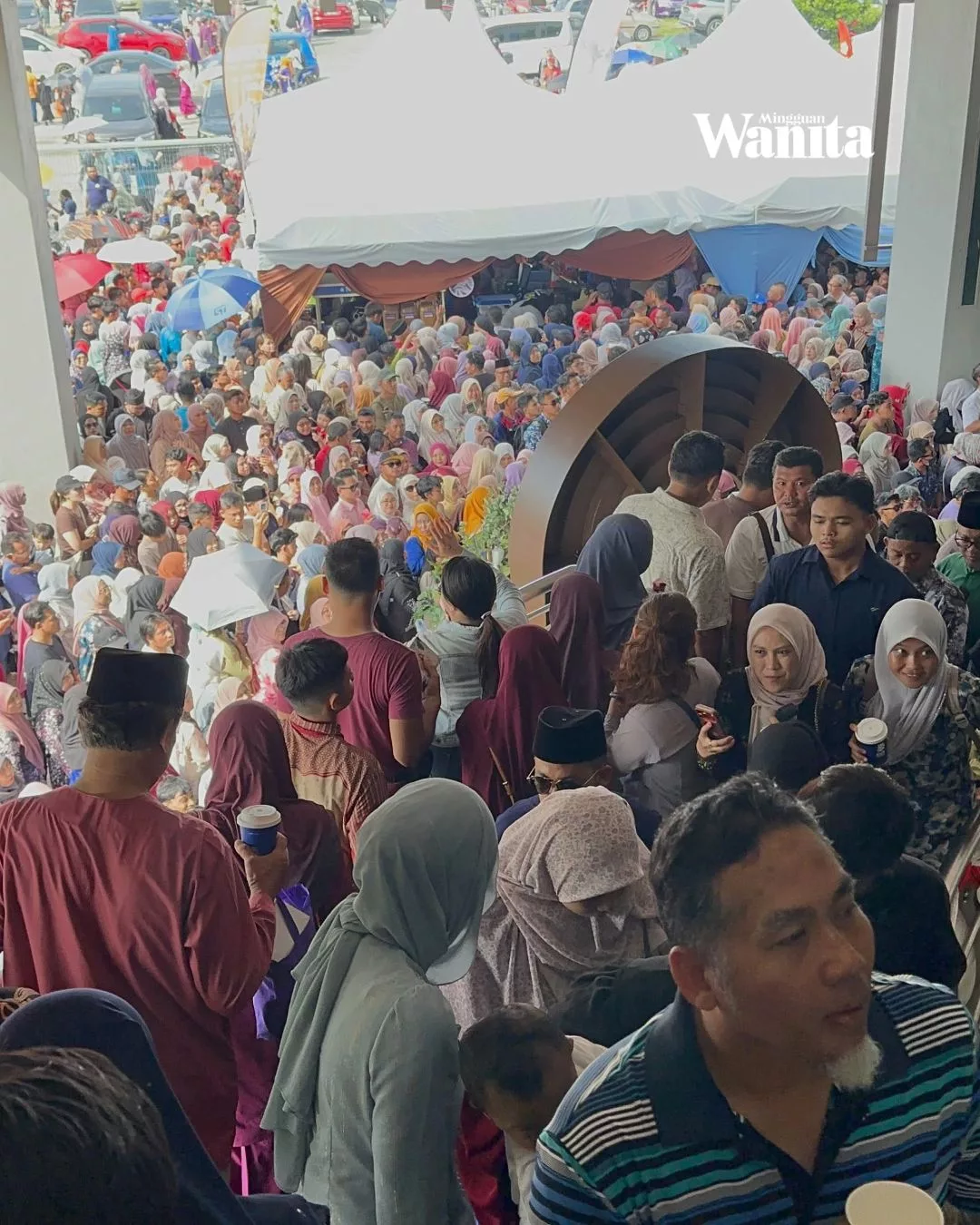 Syed Saddiq Benarkan Tetamu Masuk, Tak Sanggup Biarkan Orang Ramai Kepanasan 2 Syed Saddiq Benarkan Tetamu Masuk, Tak Sanggup Biarkan Orang Ramai Kepanasan