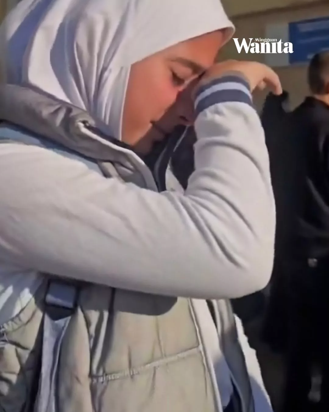 Dilarang Pakai Hijab Di Sekolah, Pelajar Perempuan Azerbaijan Menangis Tak Dapat Masuk Kelas 4 Dilarang Pakai Hijab Di Sekolah, Pelajar Perempuan Azerbaijan Menangis Tak Dapat Masuk Kelas