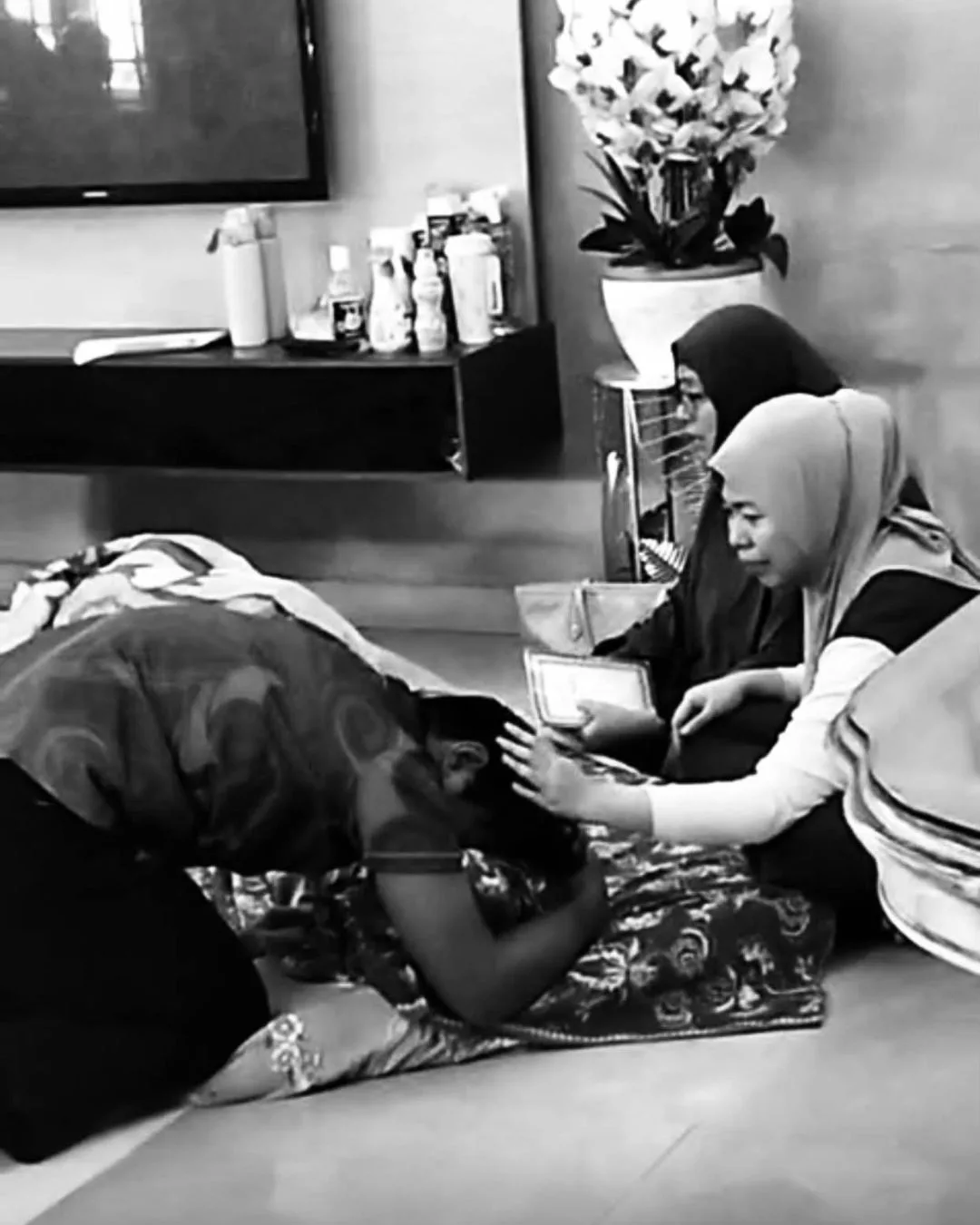 Pernah Tular Mandikan Ibu Uzur, Reza Kehilangan Emak & Abah Selang Tiga Hari 3 ibu uzur
