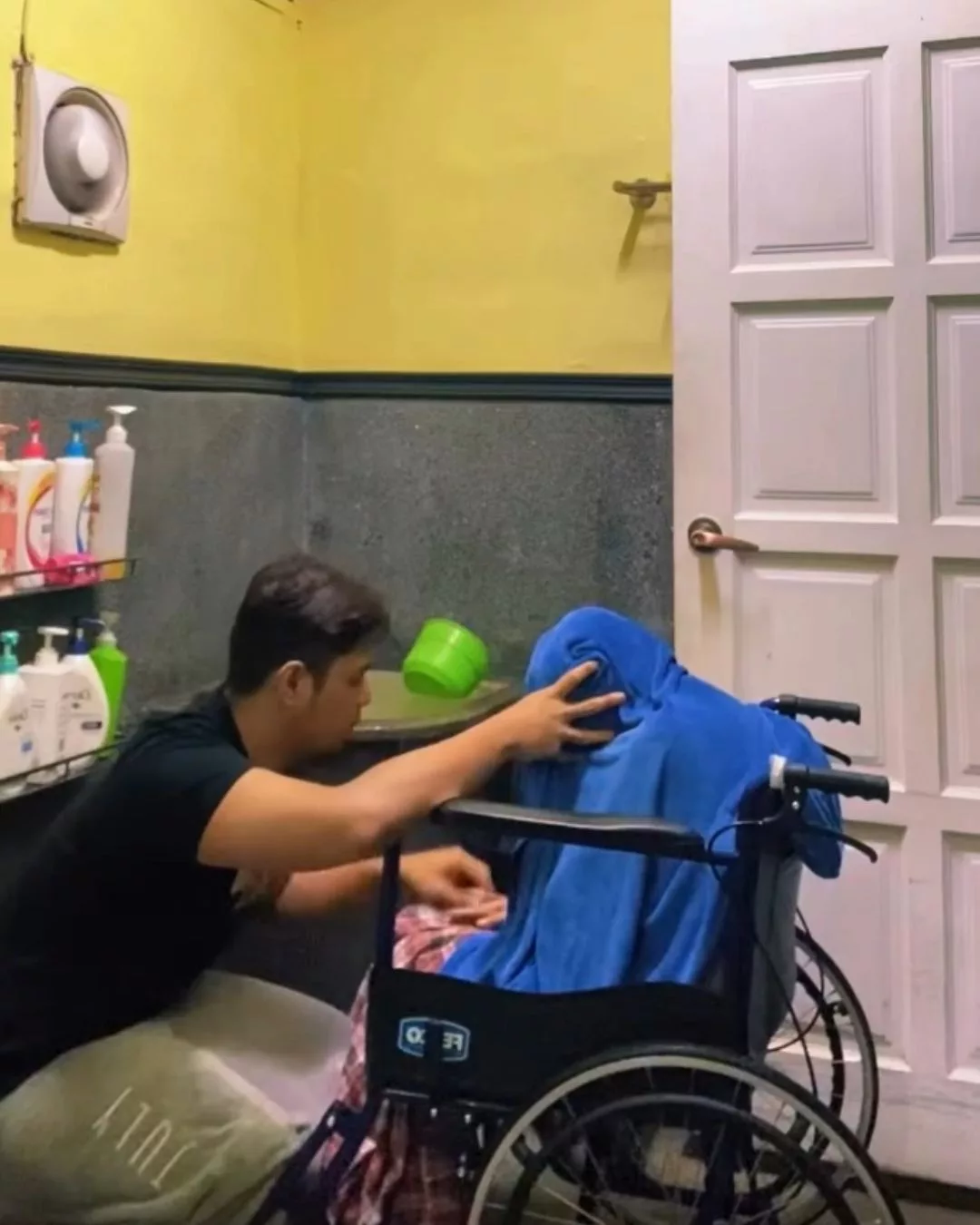 Pernah Tular Mandikan Ibu Uzur, Reza Kehilangan Emak & Abah Selang Tiga Hari 2 ibu uzur