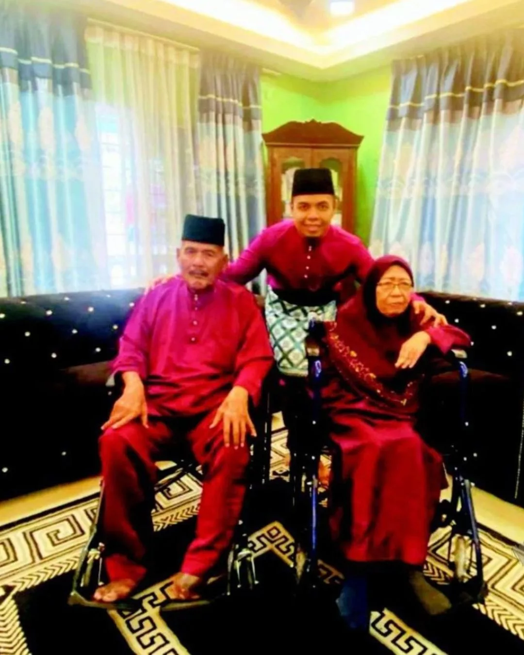 Pernah Tular Mandikan Ibu Uzur, Reza Kehilangan Emak & Abah Selang Tiga Hari 4 ibu uzur