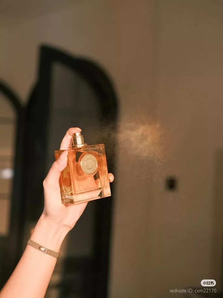 Tip Pakai Minyak Wangi, Jangan Sembur Sampai Orang Sebelah Sakit Kepala 4 Tip Pakai Minyak Wangi, Jangan Sembur Sampai Orang Sebelah Sakit Kepala
