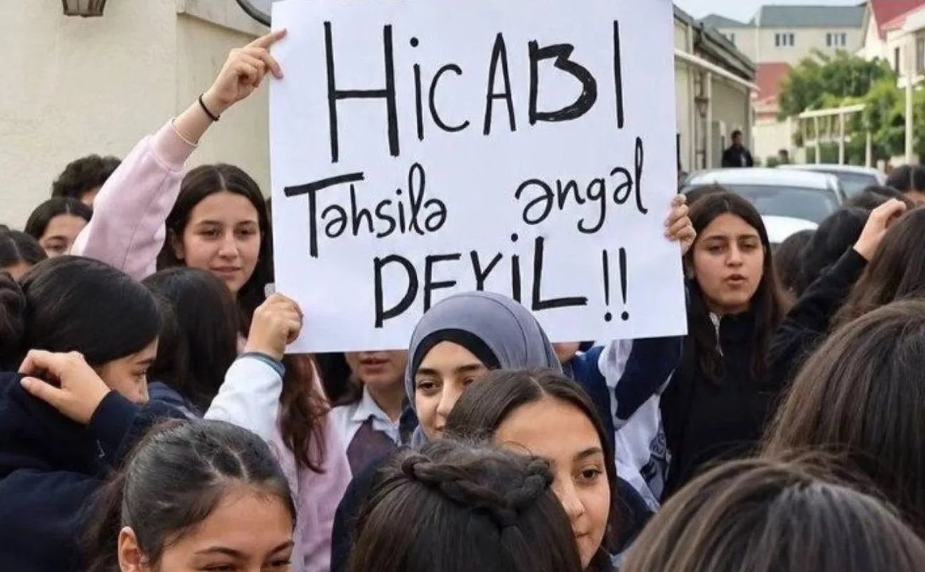 Dilarang Pakai Hijab Di Sekolah, Pelajar Perempuan Azerbaijan Menangis Tak Dapat Masuk Kelas 2 Dilarang Pakai Hijab Di Sekolah, Pelajar Perempuan Azerbaijan Menangis Tak Dapat Masuk Kelas